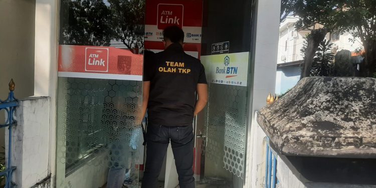 Polsek Laweyan Bersama Tim Inafis Polresta Surakarta Cek TKP Percobaan Pencurian dan Perusakan ATM Bank BTN