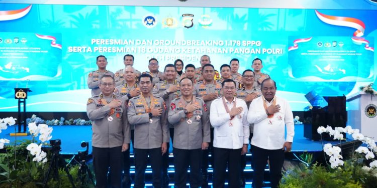 PRESIDEN PRABOWO ANUGERAHKAN BINTANG JASA DAN SATYALANCANA WIRA KARYA KEPADA PENGGERAK MBG DAN RANTAI PASOK SPPG POLRI