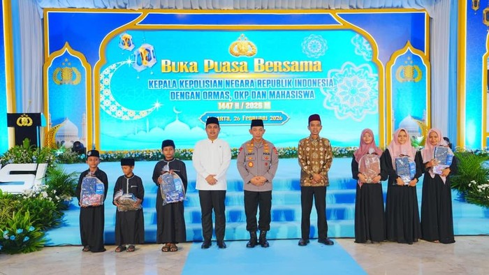 Kapolri Buka Puasa Bareng Ormas hingga Mahasiswa, Beri Tali Asih ke Anak Yatim