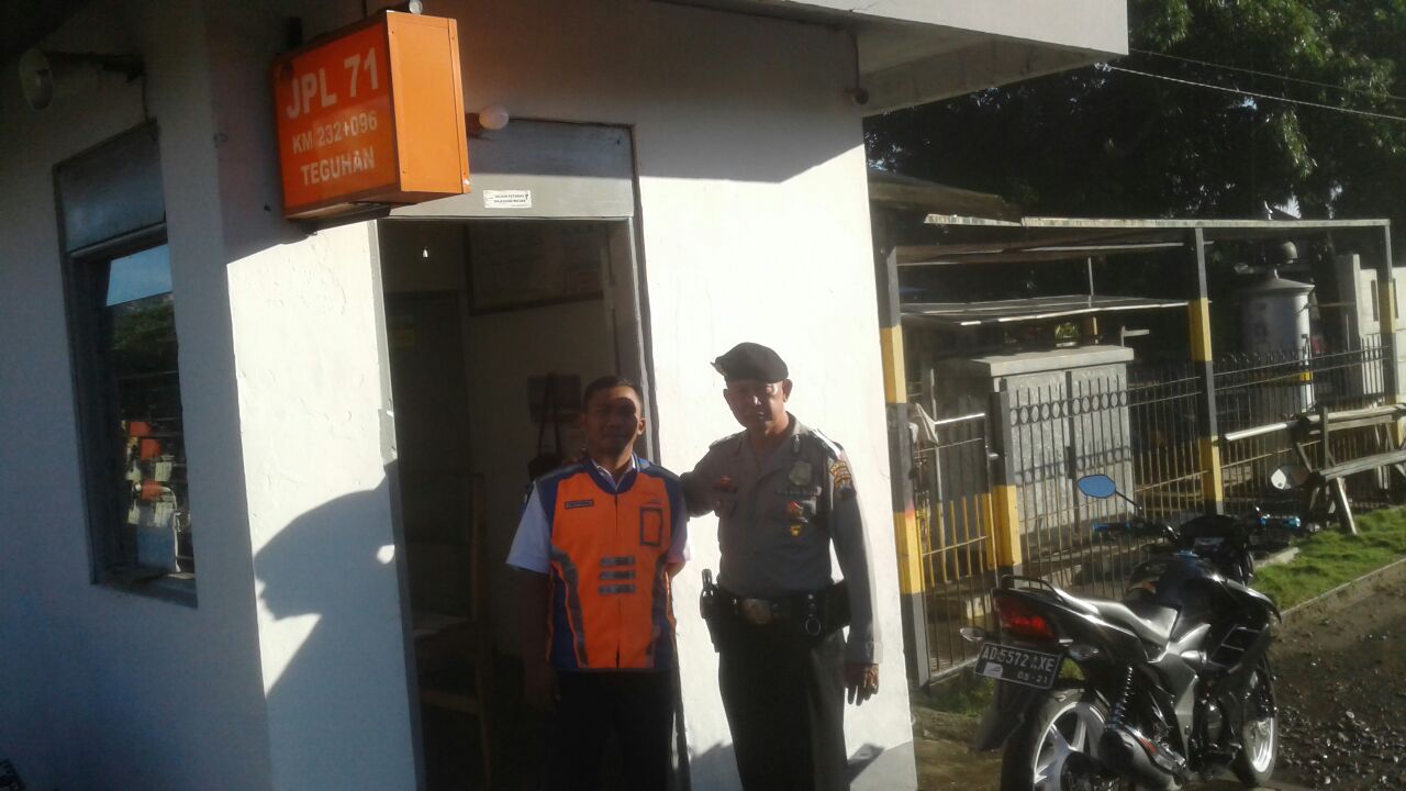 Personil Sat Sabhara Berikan Arahan Kepada Satpam di Stasiun Balapan