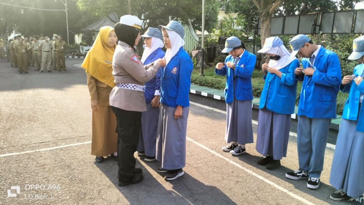 Cegah Perundungan Kalangan Pelajar, Polisi Sematkan Pin Anti Bullying kepada Siswa SMK Negeri 8 Surakarta