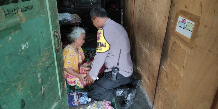 Jumat Berkah, Bhabinkamtibmas Kerten Bagikan Sembako Kepada Warga Lansia