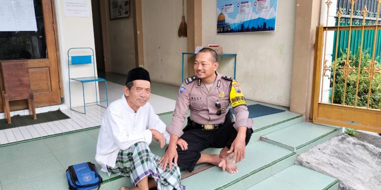 Safari Sholat Jumat, Bhabinkamtibmas Banyuanyar Silaturahmi ke Takmir Masjid Darul Sholihin