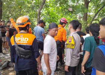 Polsek Serengan Bersama Tim Sar Evakuasi Anak Hanyut di Sungai Premulung