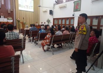 Berikan Kenyamanan Umat Nasrani Melaksanakan Ibadah, Bhabinkamtibmas Diterjunkan Dalam Pengamanan Gereja