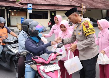 Berkah Ramadhan, Polresta Surakarta Bersama Bhayangkari Bagikan Ratusan Paket Takjil Gratis kepada Pengguna Jalan