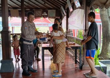 Cegah Stunting Diwilayah Binaan, Bhabinkamtibmas Laweyan Bagikan Telur kepada Balita
