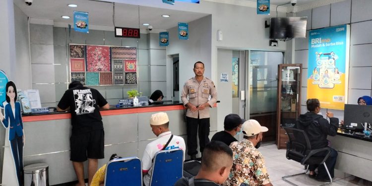 Jelang Idul Fitri, Polresta Surakarta Terjunkan Bhabinkamtibmas Sambangi Bank di Wilayah Binaan Guna Berikan Pesan Kamtibmas