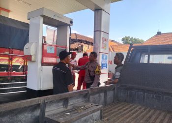 Cek Ketersediaan BBM Jelang Libur Lebaran, Bhabinkamtibmas Pasar Kliwon Sambangi  SPBU