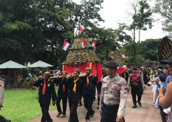 Puluhan Personil Polresta Surakarta Dikerahkan Dalam Pengamanan Tradisi Grebeg Syawalan di Solo Safari