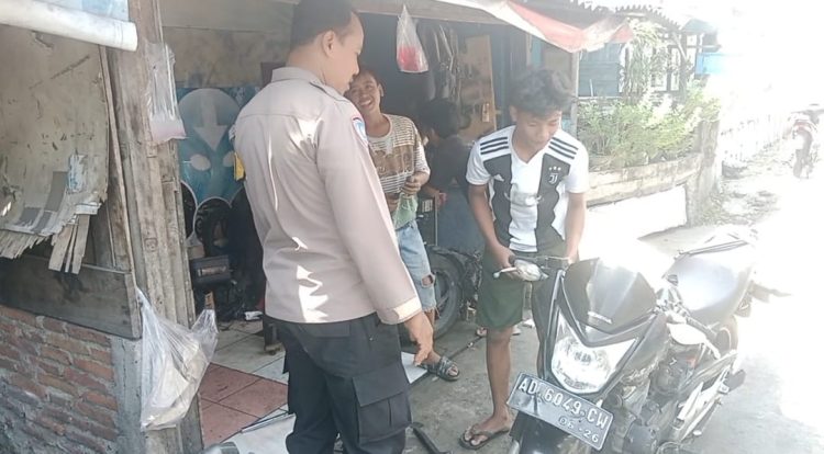 Sambangi Warga, Bhabinkamtibmas Sudiroprajan Sosialisasikan Ops Zebra Candi 2024