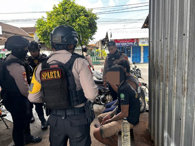 Tim Sparta Samapta Polresta Surakarta Amankan Dua Warga Pesta Miras di Depan SPBU Mojosongo