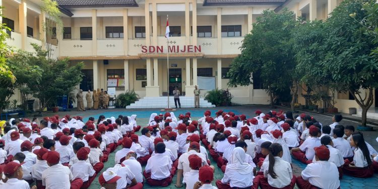 Bhabinkamtibmas Jagalan Sampaikan Materi Anti-Perundungan Saat MPLS di SDN 1 Mijen Jagalan