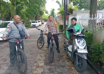 Bhabinkamtibmas Kelurahan Purwosari Laksanakan Patroli Bersepeda Bersama Linmas di Kawasan City Walk Jalan Slamet Riyadi