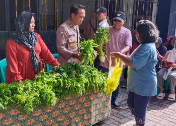 Bhabinkamtibmas Kelurahan Mojo Laksanakan Sambang dan Pemantauan Pembagian Sayur dalam Program “Kampung Sayur Jumat Berkah”
