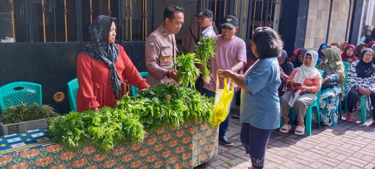 Bhabinkamtibmas Kelurahan Mojo Laksanakan Sambang dan Pemantauan Pembagian Sayur dalam Program “Kampung Sayur Jumat Berkah”