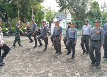 Bhabinkamtibmas Ketelan Gelar Sambang dan Latihan Fisik untuk Tingkatkan Kemampuan Individu Anggota Linmas