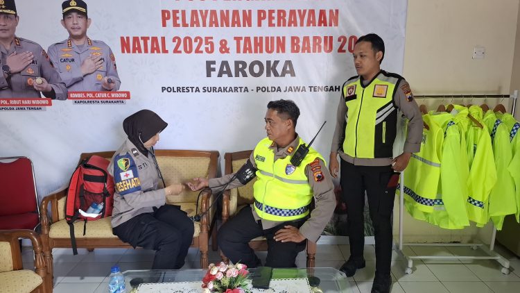 Personel Dokkes Polresta Surakarta Laksanakan Patroli Kesehatan di Pos Pelayanan Ops Lilin Candi 2025