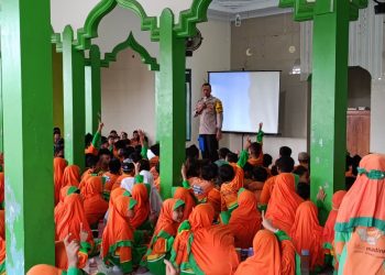Bhabinkamtibmas Banyuanyar Berikan Sosialisasi Anti Bullying kepada Siswa SD Mujahidin