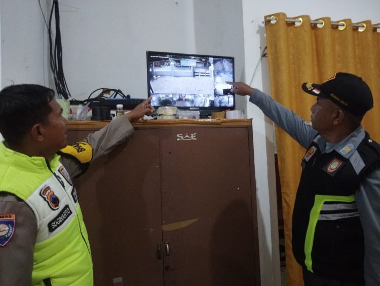 Bhabinkamtibmas Kelurahan Jajar Bersama Linmas Lakukan Pengecekan CCTV di GKII Jelang Perayaan Natal 2025
