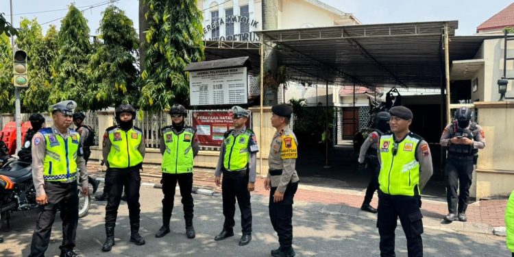 Patroli Humanis Sat Samapta Polresta Surakarta Ciptakan Rasa Aman bagi Jemaat Natal 2025