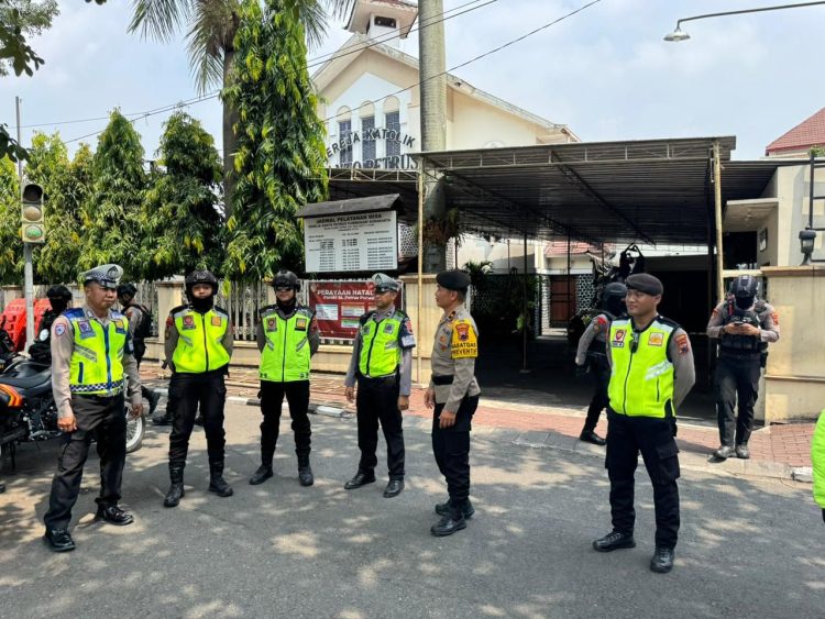 Patroli Humanis Sat Samapta Polresta Surakarta Ciptakan Rasa Aman bagi Jemaat Natal 2025
