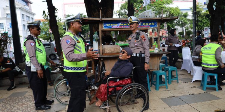 Polisi Menyapa, Polresta Surakarta Sediakan Wedangan dan Cek Kesehatan Gratis bagi Pemudik