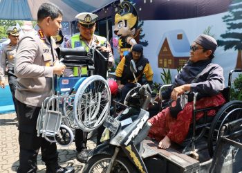 Bakti Sosial Kapolresta Surakarta, Kursi Roda Diserahkan untuk Penyandang Difabel