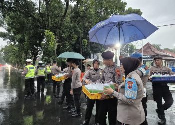 Hujan Tak Surutkan Semangat, Personil Polresta Surakarta Hadirkan Kehangatan Ramadan Dengan Berbagi Takjil di Jalanan Kota