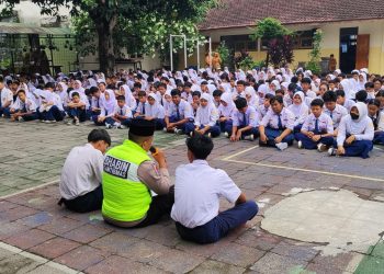 Bhabinkamtibmas Serengan Berikan Pembinaan Siswa Terkait Fenomena Perang Sarung