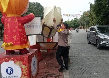 Sigap, Bhabinkamtibmas Kampung Baru Betulkan Ornamen Ramadan yang Roboh di Jalan Jenderal Sudirman