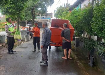 Bhabinkamtibmas Jayengan Sambangi Petugas Kebersihan, Imbau Koordinasi Penanganan Sampah Pasar Takjil
