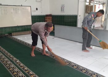 Bhabinkamtibmas Jagalan Bersama Linmas dan Marbot Bersihkan Mushola Jelang Tarawih