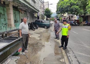Bhabinkamtibmas Kampung Baru Tindaklanjuti Laporan Warga Terkait Limbah Pembangunan Ruko
