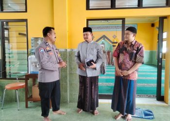 Bhabinkamtibmas Kepatihan Kulon Sampaikan Imbauan Kamtibmas Usai Salat Jumat